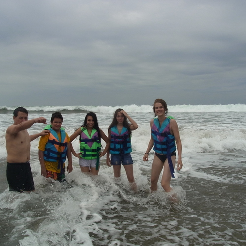 Austauschschülerin mit Gastfamilie am Meer in Ecuador