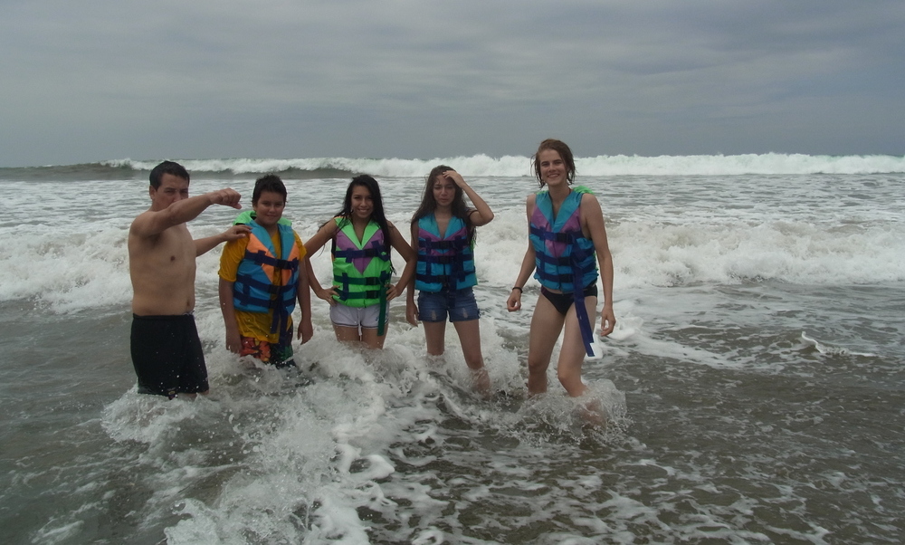 Katharina mit ihrer Gastfamilie am Meer