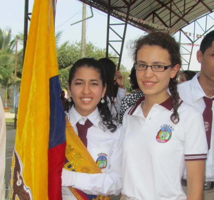 Día de la bandera - Paulina mit der Flaggenträgerin ihrer Schule