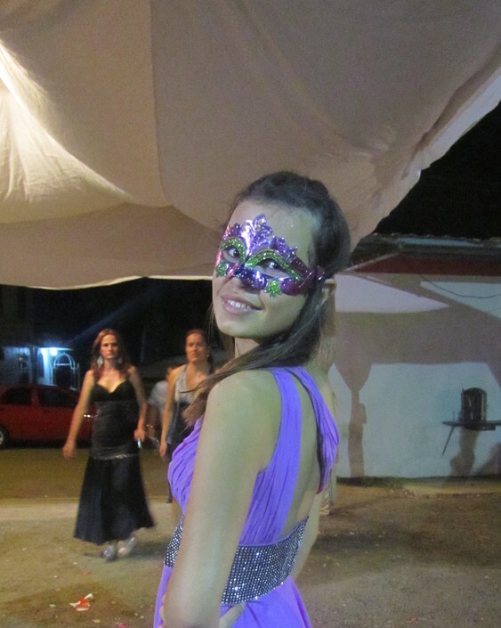 Paulina als Maskentänzerin bei der Feier des 15. Geburtstags einer Freundin