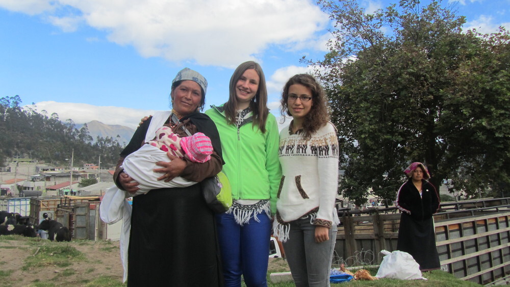 Paulina mit ihrer Freundin und einer Indiofrau auf dem Markt in Otavalo