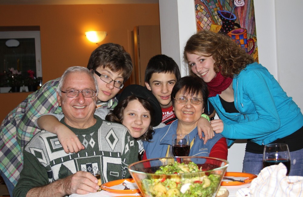 Kurz vorm gemeinsamen Essen mit den Großeltern