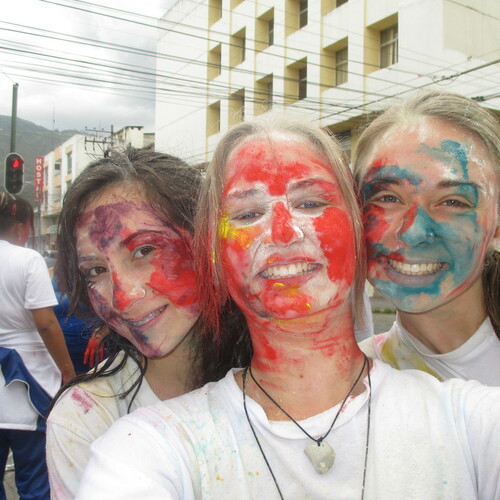 Austauschschülerin mit Freundinnen beim Karneval in Ecuador