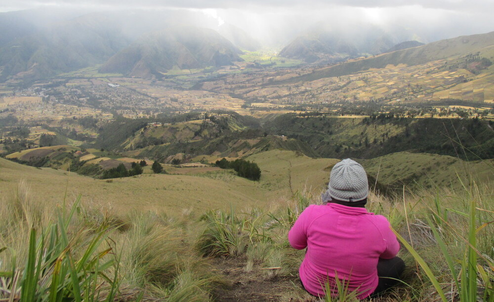 Austauschschülerin vor Landschaft Ecuador