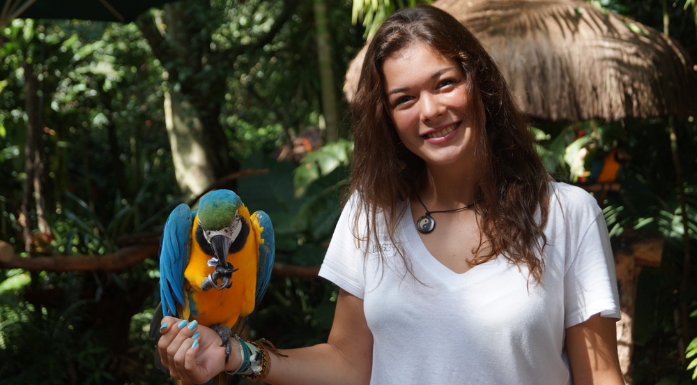 Austauschschülerin Nele mit Papagei