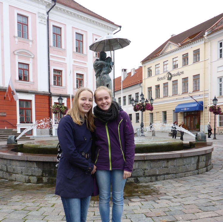 Austauschschülerin mit Freundin in Estland