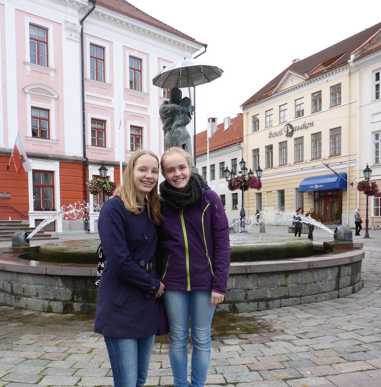 Pauline mit einer Freundin