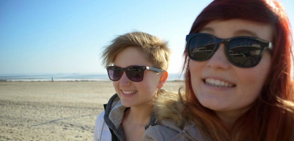 Austauschschülerin mit Freundin am Strand in Estland