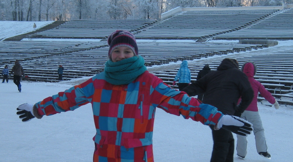 Austauschschülerin beim Schlittschuhfahren in Estland