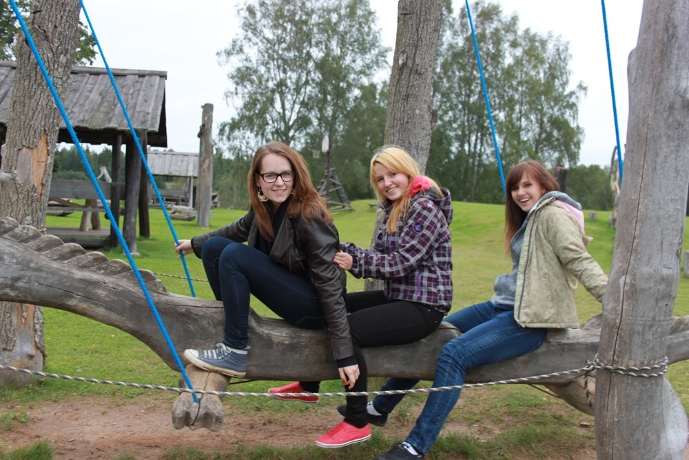 Austauschschülerin mit Freundinnen in Estland
