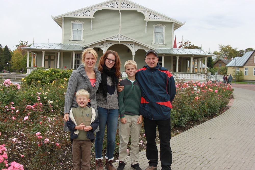 Laura mit ihrer estnischen Gastfamilie