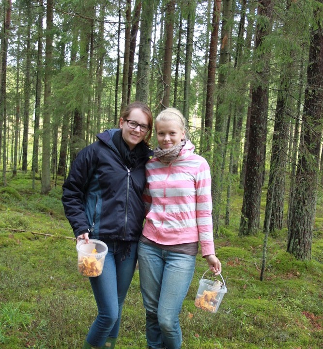 Lauras Gastschwester und sie beim Pilzesammeln