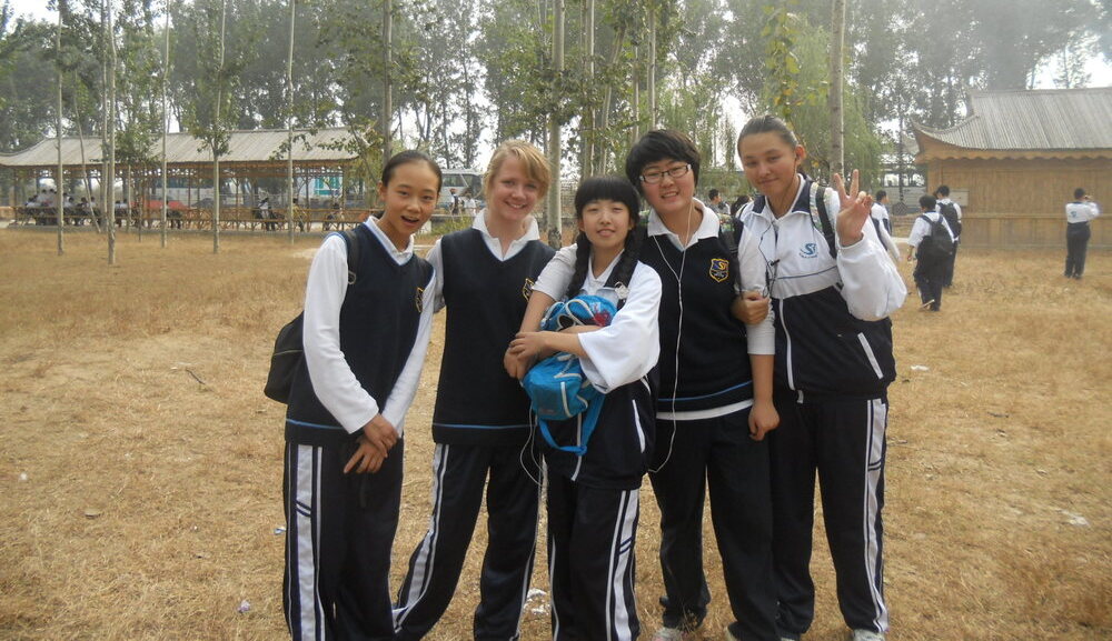 Clara mit Freunden in Schuluniform