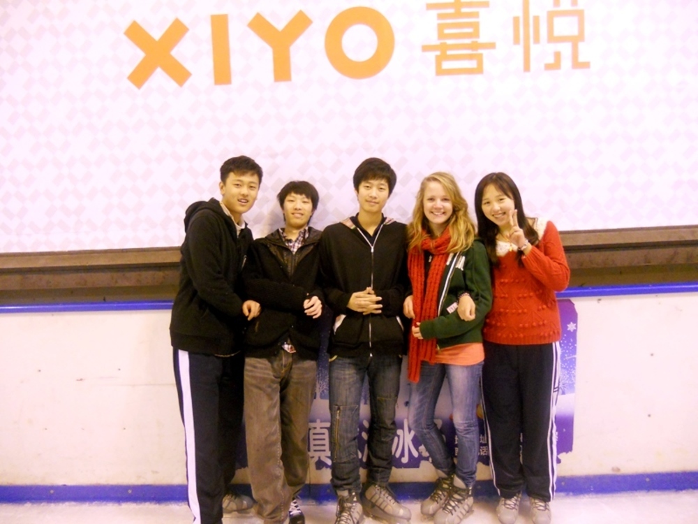 Clara mit chinesischen Schulfreunden