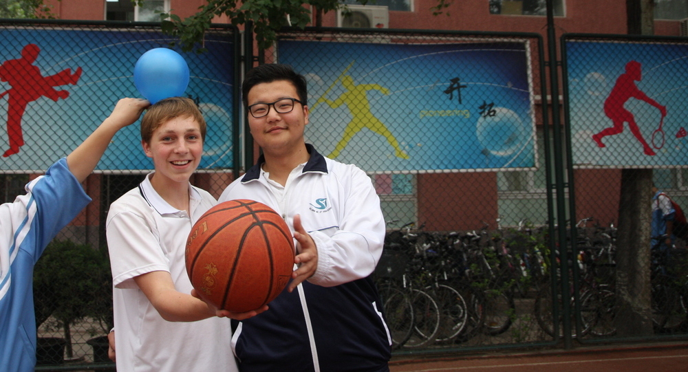 Austauschschüler Philipp beim Basketballspielen mit Freunden