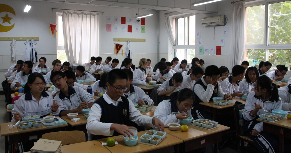Eine chinesische Schulklasse während der Essenspause