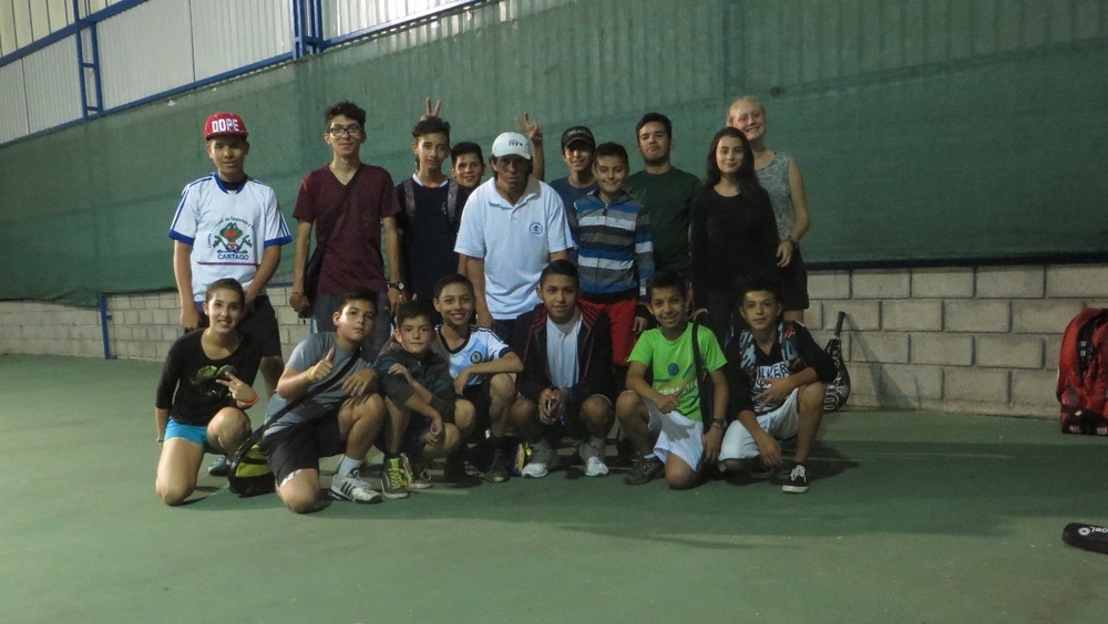 In ihrer Freizeit spielt Nina Tennis