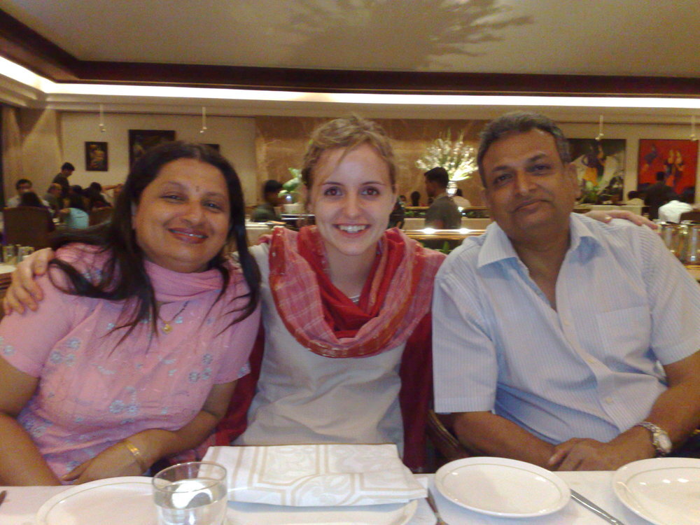 Linda mit ihren indischen Gasteltern