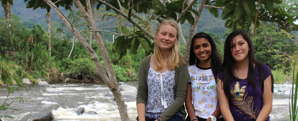 Austauschschülerin mit Freundinnen in Costa Rica