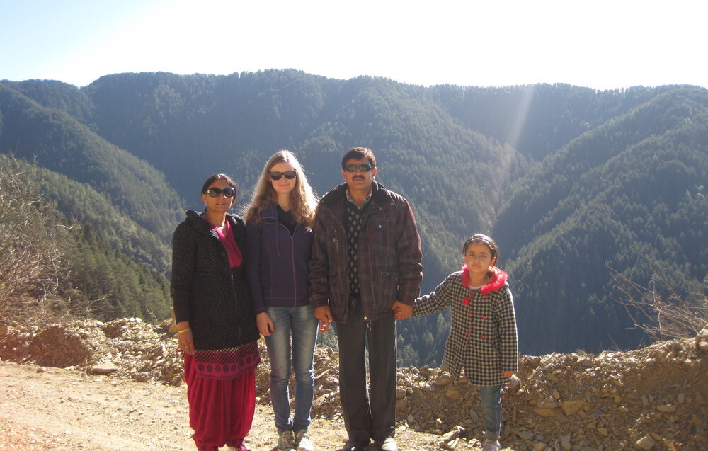 Laura auf einem Ausflug zum dichtesten Wald Asiens in der Nähe von Shimla mit ihrer Gastfamilie