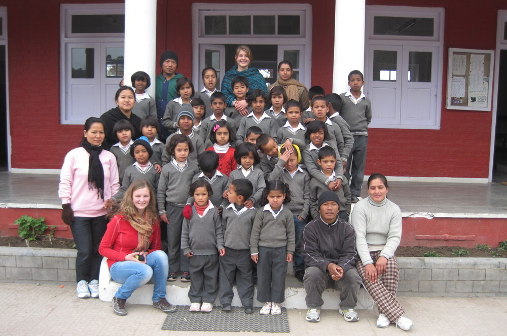 Soziales Engagement: Laura (vorne links) mit einer indischen Grundschulklasse