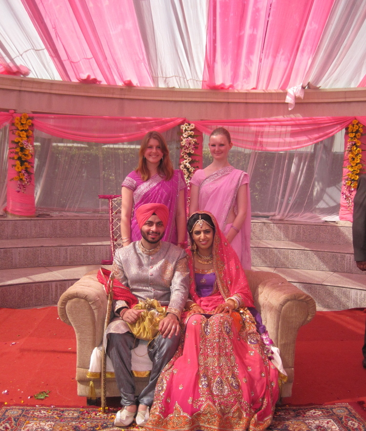 Laura (hinten rechts) auf einer typischen Punjabi-Hochzeit in Ludhiana, gemeinsam mit einer anderen Austauschschülerin