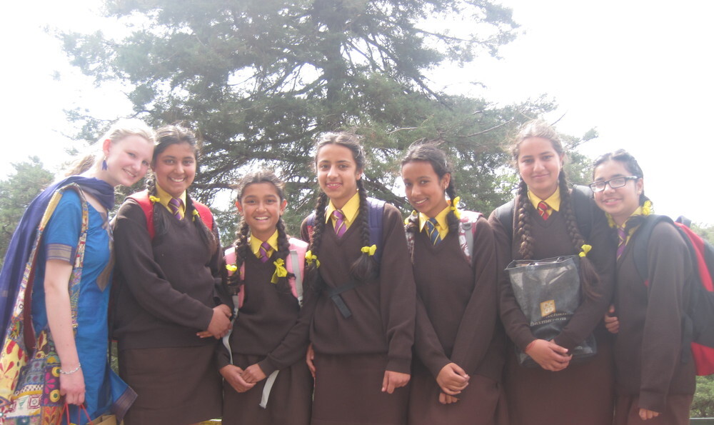 Austauschschülerin mit Mitschülerinnen in Indien