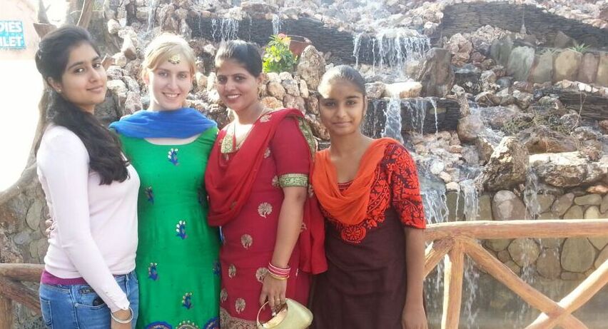 Austauschschülerin Anna mit Freundinnen im Sari