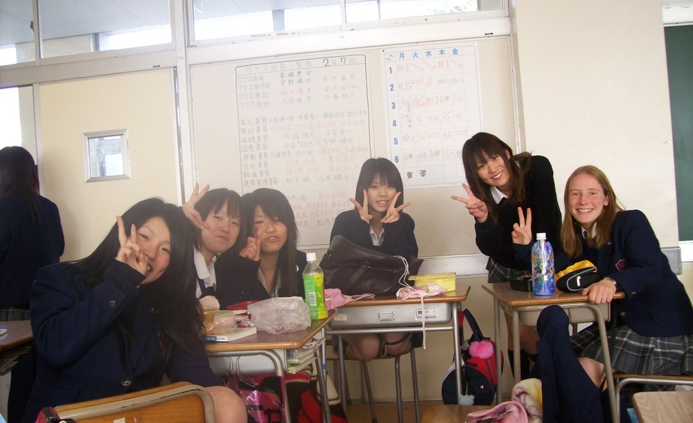 Austauschschülerin in der Schule in Japan