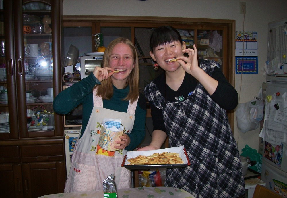 Jule und ihre japanische Gastschwester beim Keksebacken