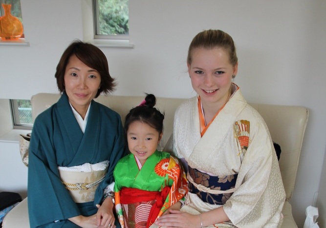 Tabea mit Gastmutter und Gastschwester in traditioneller japanischer Kleidung