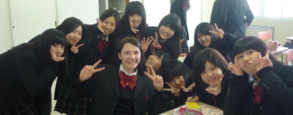 Austauschschülerin mit Mitschülern in Japan
