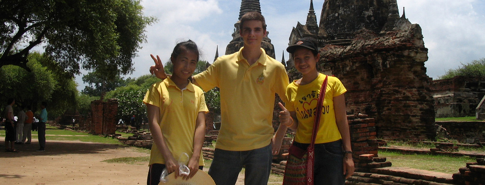 Vor einem thailändischen Tempel
