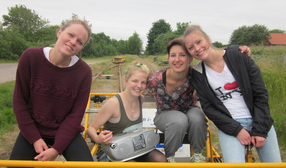 YFU-Austauschschüler in Dänemark beim Draisinefahren