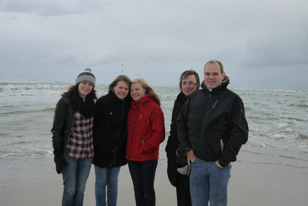 Julia mit ihrer dänischen Gastfamilie am Meer