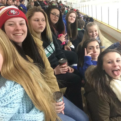 Austauschschülerin mit Freundinnen im Stadion in Kanada