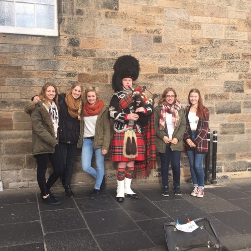 Austauschschülerin mit Freundinnen und Dudelsackspieler in Edinburgh