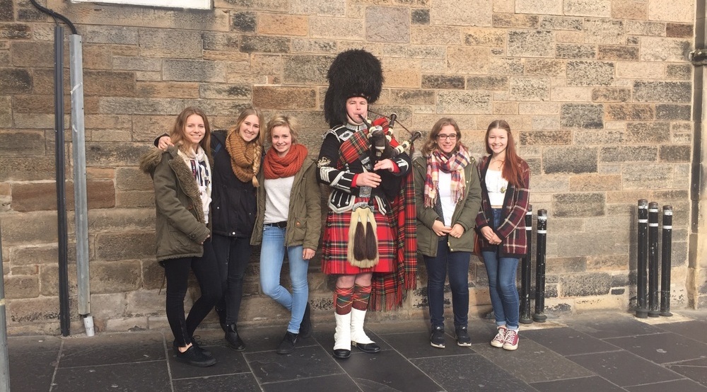 Austauschschülerin Paula und ihre Freundinnen bei der Highlandtour in Edinburgh