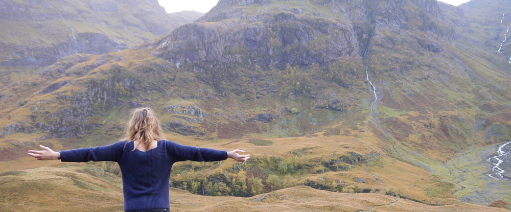 Paula genießt die Weite der Highlands