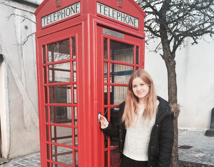 Mareike vor einer der berühmten roten Telefonzellen in London