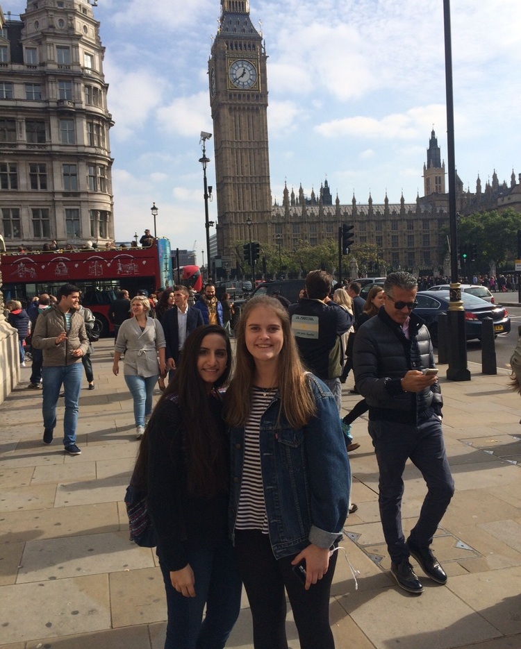 Austauschschülerin mit Freundin in London