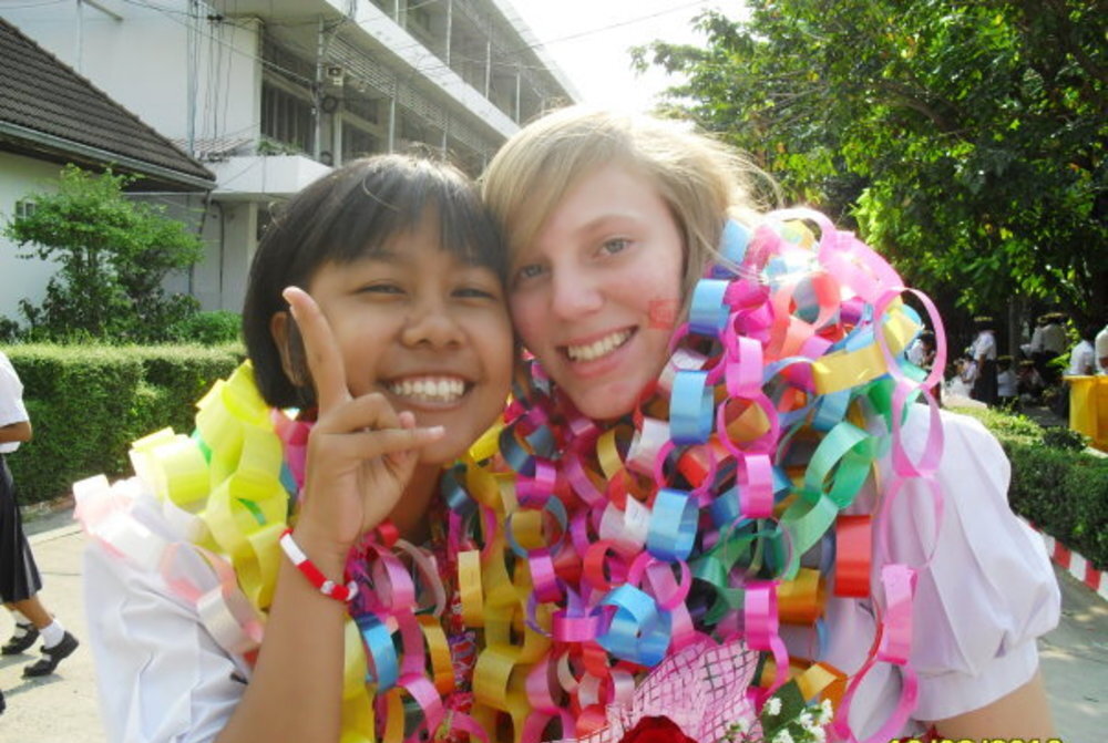 Austauschschülerin mit Freundin in Thailand
