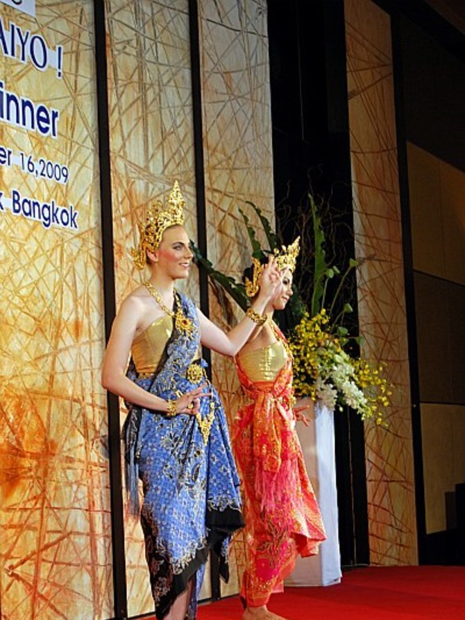 Anja beim Thai-Tanzen für das YFU-Gala Dinner