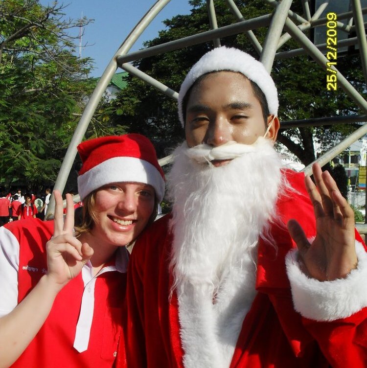 Anja mit thailändischem Weihnachtsmann
