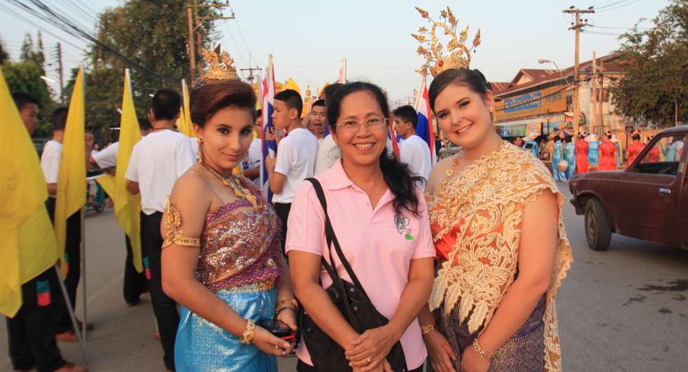 Tatjana (rechts) bei einer Parade anlässlich des thailändischen Lichterfests