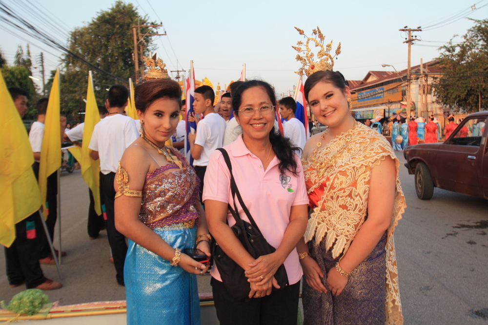 Tatjana (rechts) bei einer Parade anlässlich des thailändischen Lichterfests (Loy Krathong)