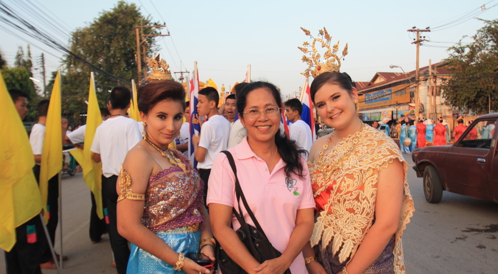 Austauschschülerin bei einer thailändischen Parade
