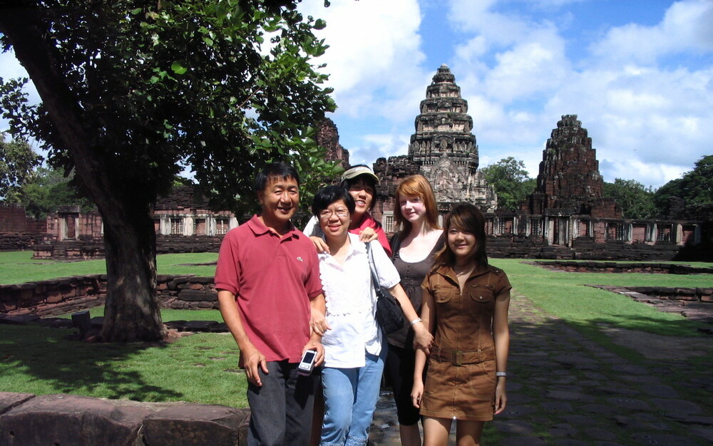 Austauschschülerin mit Gastfamilie in Thailand