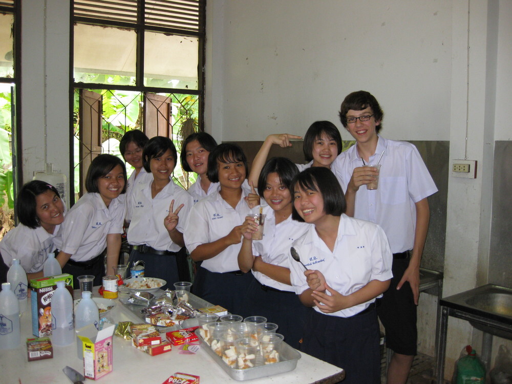 Felix mit thailändischen Klassenkameraden