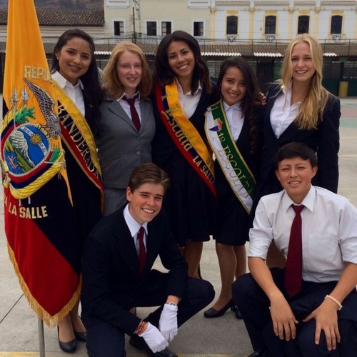 Austauschschülerin Jette mit Freunden in Ecuador